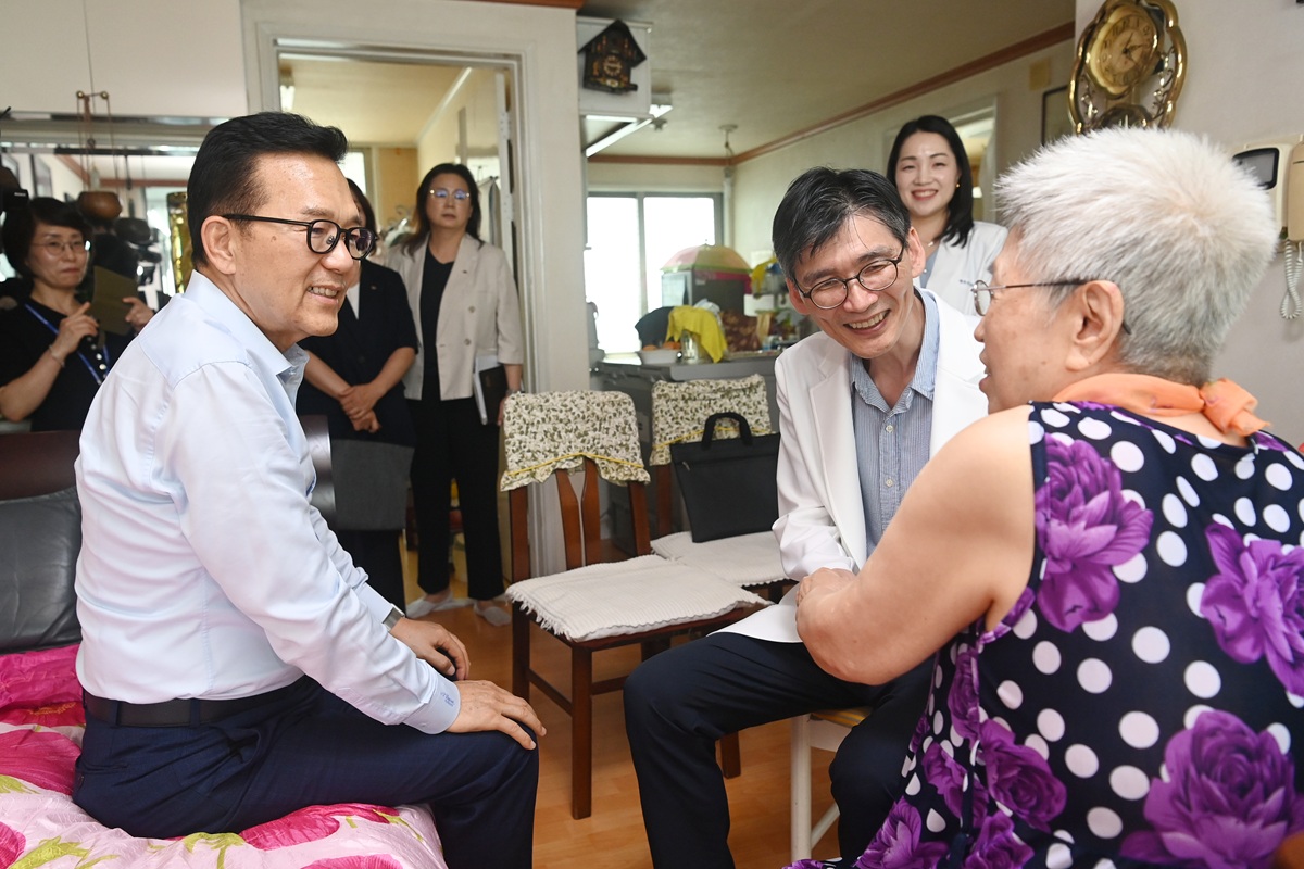 연수구는 지난 13일 통합 돌봄 대상자의 건강상태를 세심하게 살피고, 필요한 보건의료 서비스를 연계하기 위해 운영 중인 두루돌봄 보건의료 특화사업 현장을 방문해 구민 의견을 청취했다